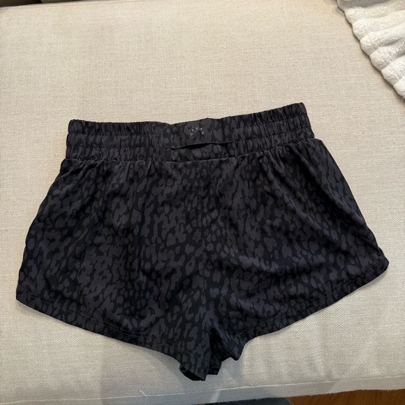 Women’s Varley Gray Animal Print Patterned Athletic Shorts size large - Picture 4 of 7